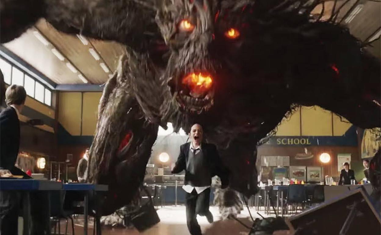 Escena de la adaptación cinematográfica de 'Un monstruo viene a verme'.