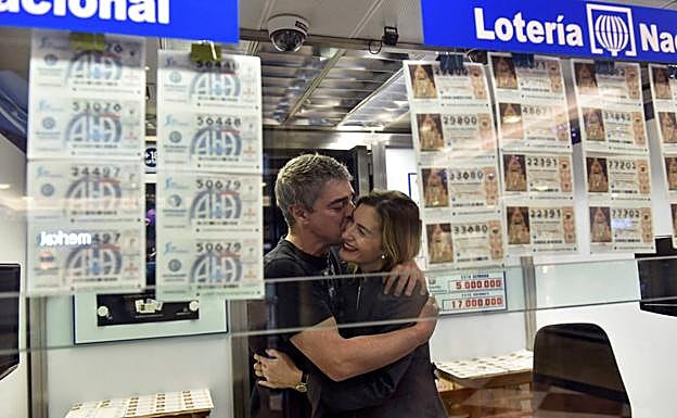 ¿Quién se queda con el premio de la Lotería de Navidad si estás casado?