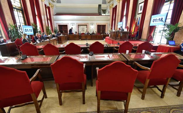 Los concejales del Grupo Popular en el Ayuntamiento de Murcia abandonaron su bancada después de que el portavoz de Cs no se retractara de los insultos que les profirió.