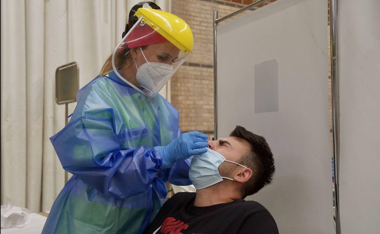 Una sanitaria realiza una prueba de antígenos a un joven en Fuente Álamo.