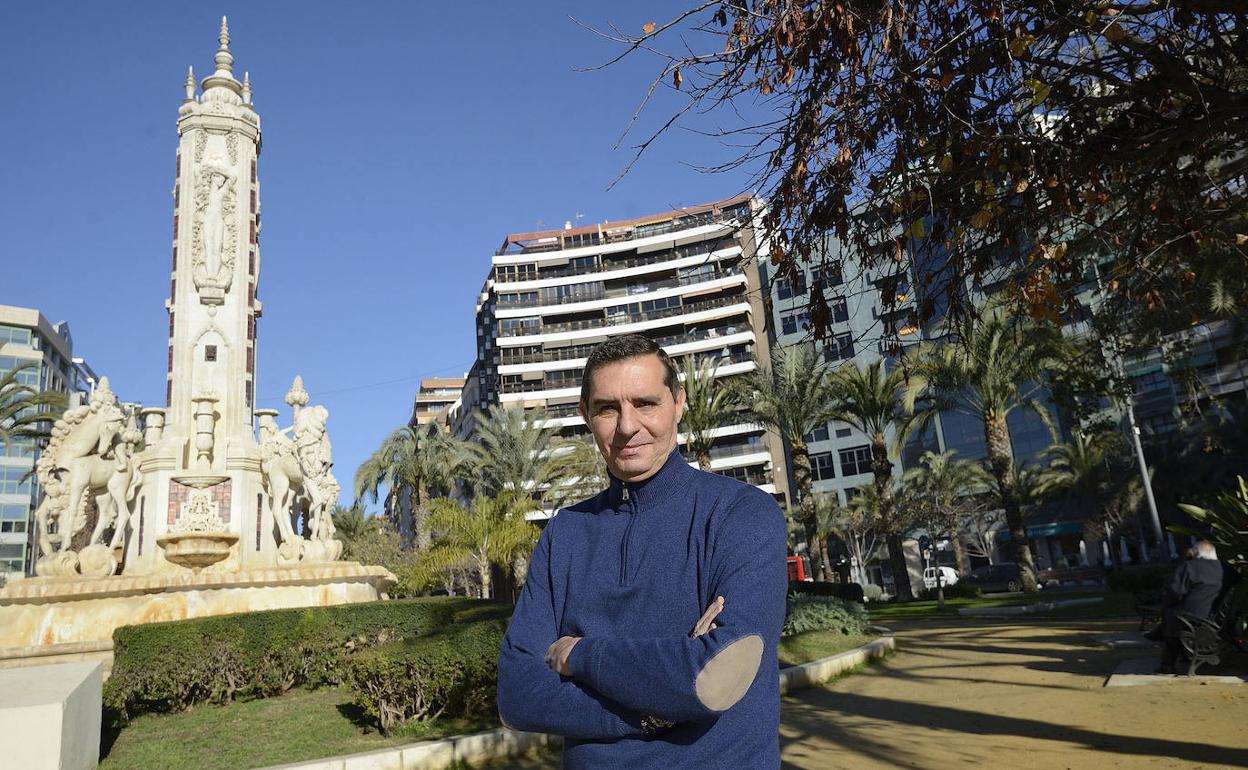 El catedrático Jorge Olcina, fotografiado en la plaza de los Luceros de Alicante.