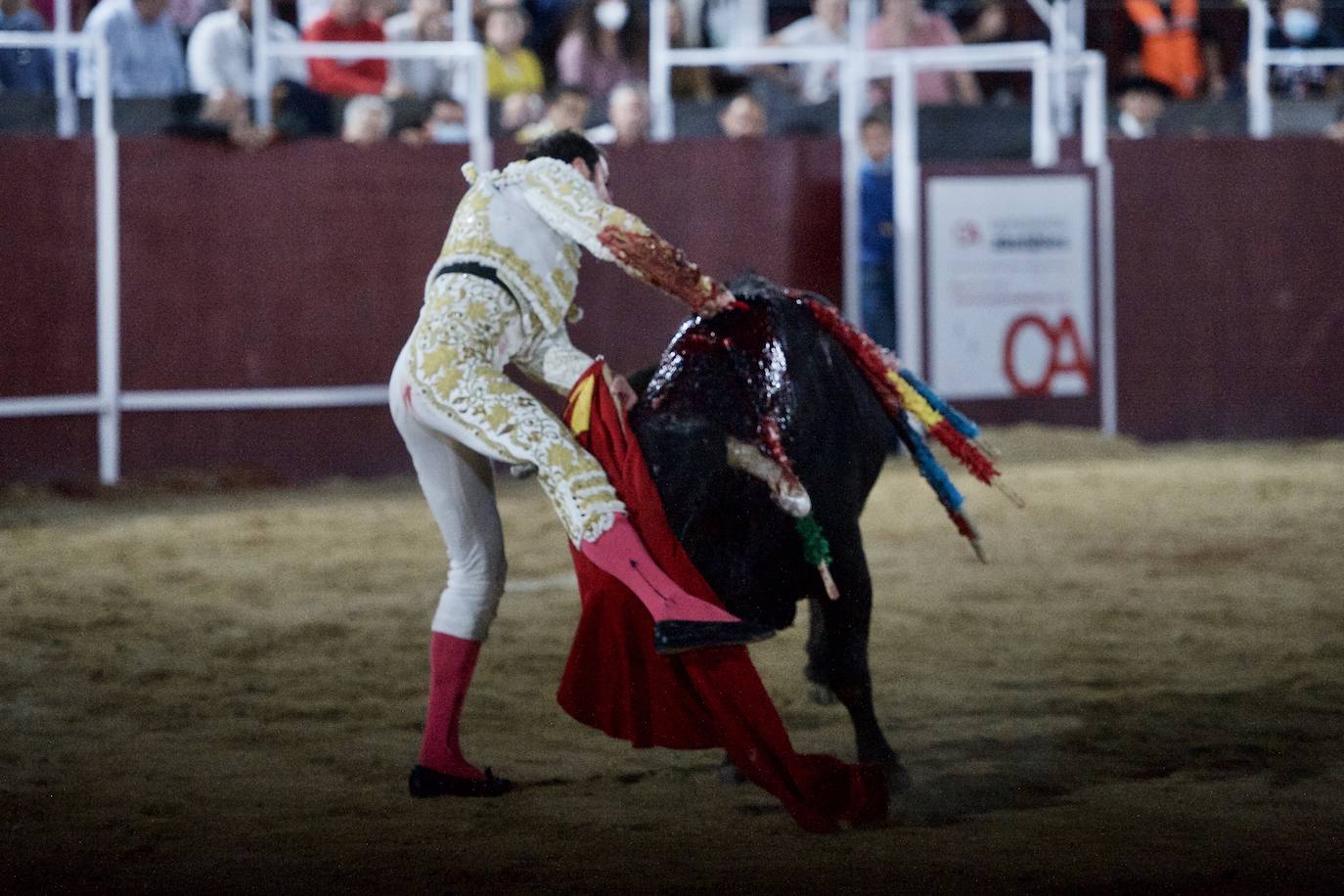 Fotos: Antonio Puerta sale a hombros en la inauguración de la plaza portátil de Mula