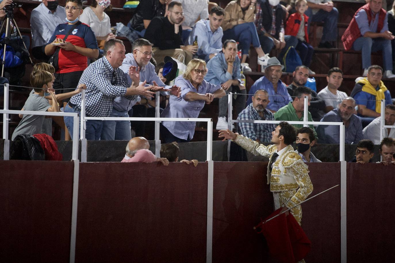 Fotos: Antonio Puerta sale a hombros en la inauguración de la plaza portátil de Mula