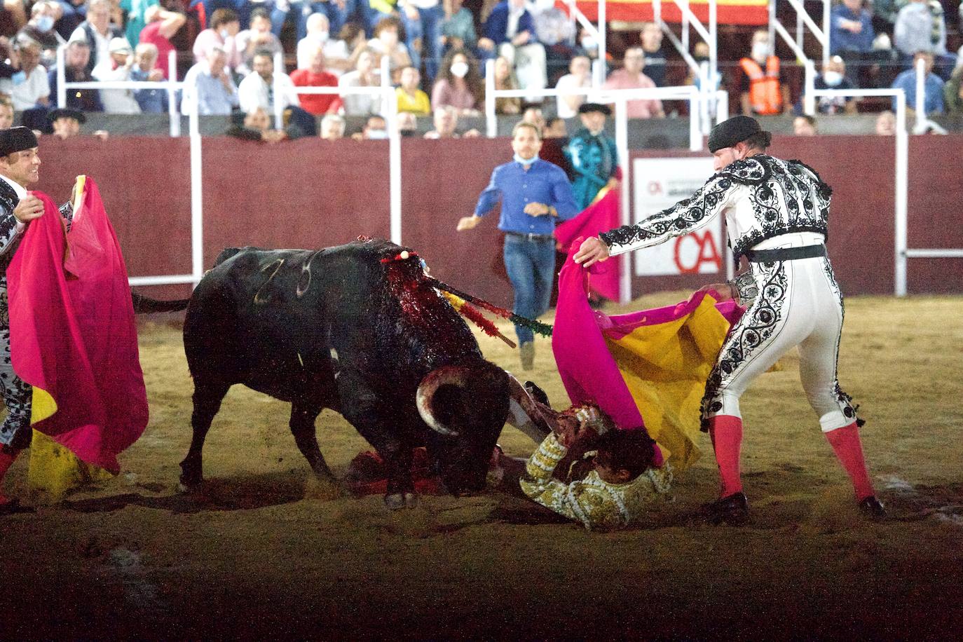 Fotos: Antonio Puerta sale a hombros en la inauguración de la plaza portátil de Mula