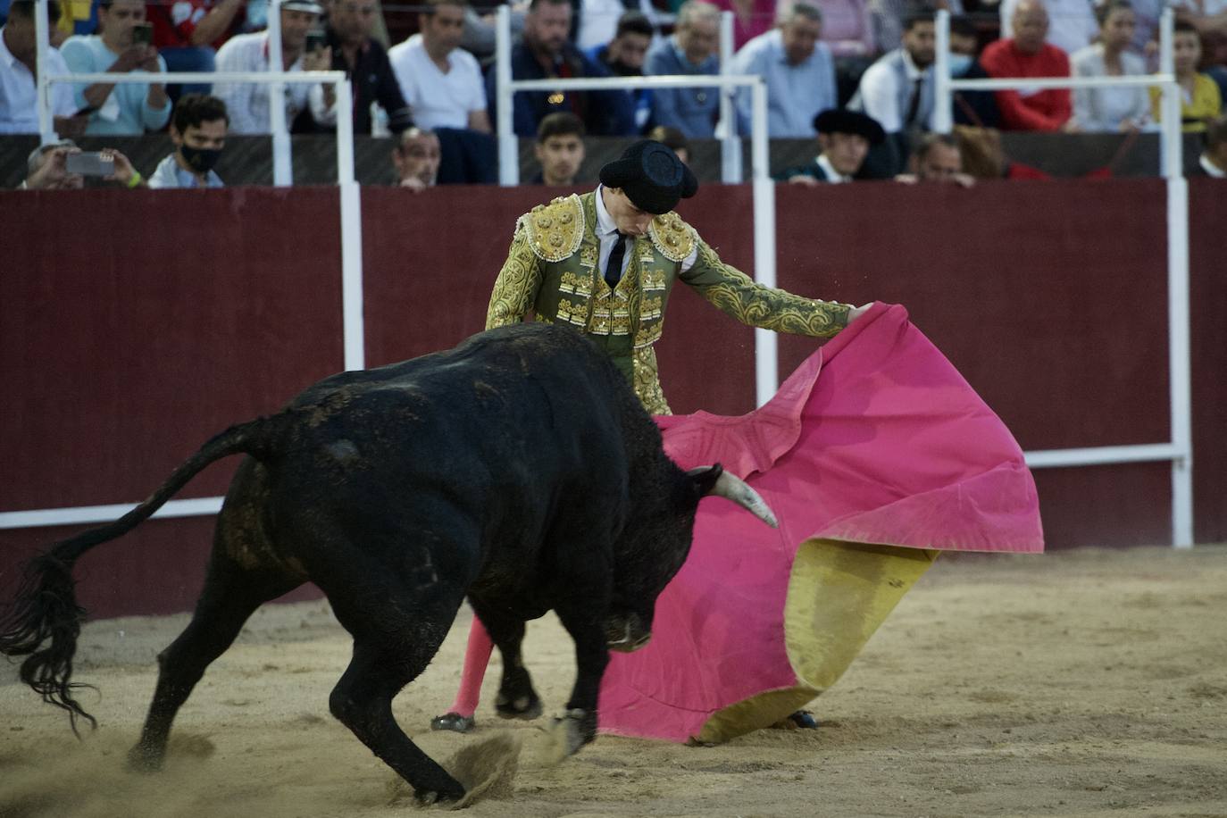 Fotos: Antonio Puerta sale a hombros en la inauguración de la plaza portátil de Mula