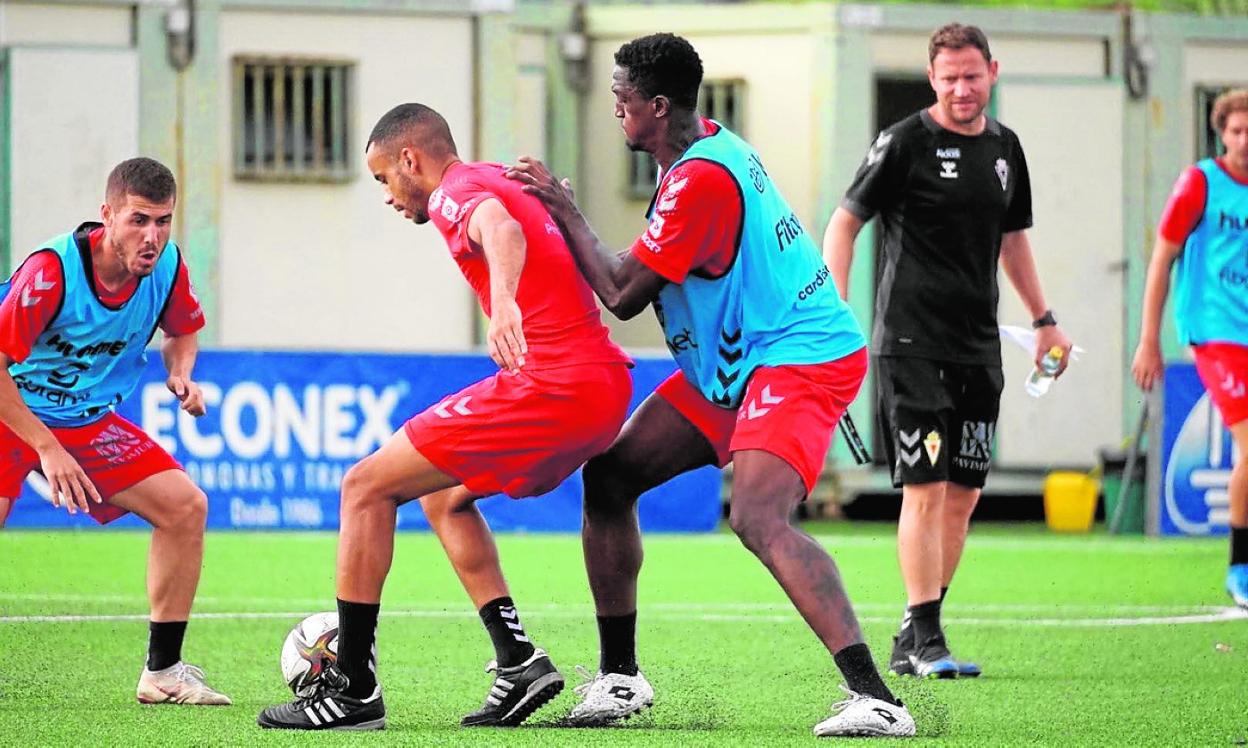 Ganet, Boris y Gracia, el pasado miércoles en el Limonar, bajo la atenta mirada de Simón. 