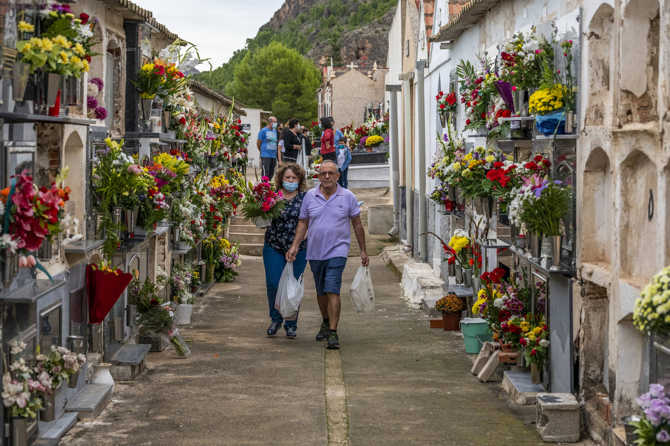 Fotos: Día de Todos los Santos en los cementerios de Espinardo y Algezares