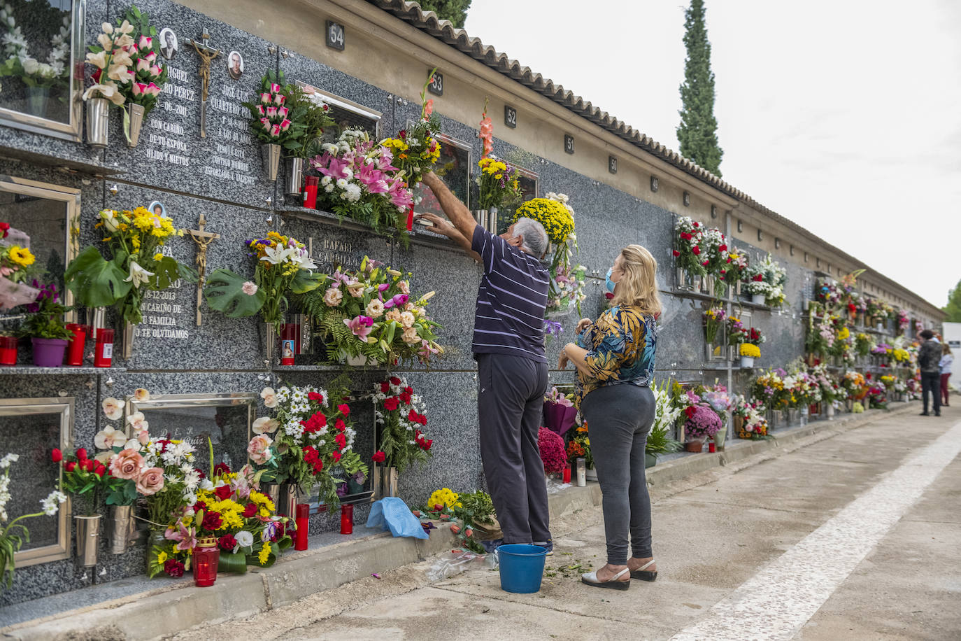 Fotos: Día de Todos los Santos en los cementerios de Espinardo y Algezares