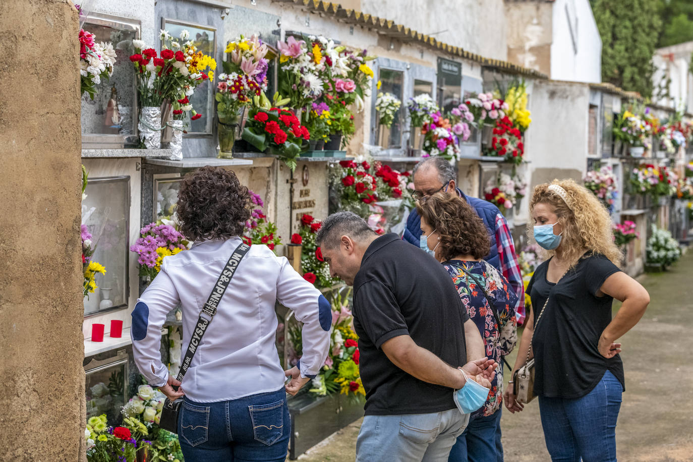 Fotos: Día de Todos los Santos en los cementerios de Espinardo y Algezares