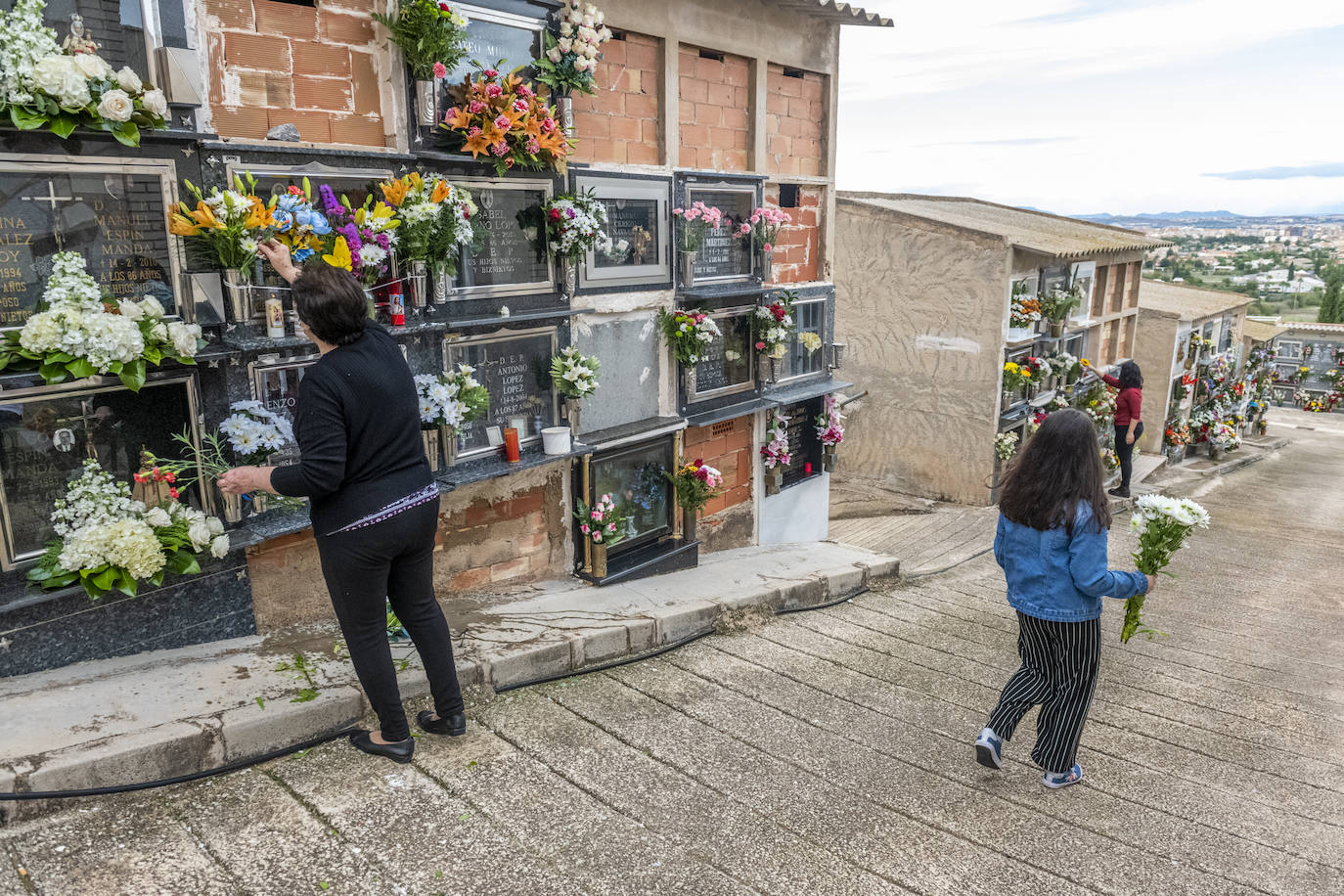 Fotos: Día de Todos los Santos en los cementerios de Espinardo y Algezares
