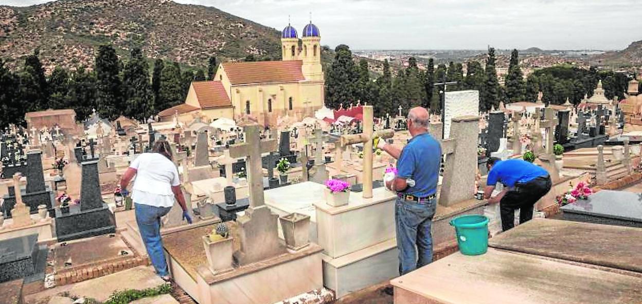 Panorámica del cementerio de Nuestra Señora de los Remedios, con la iglesia al fondo. 
