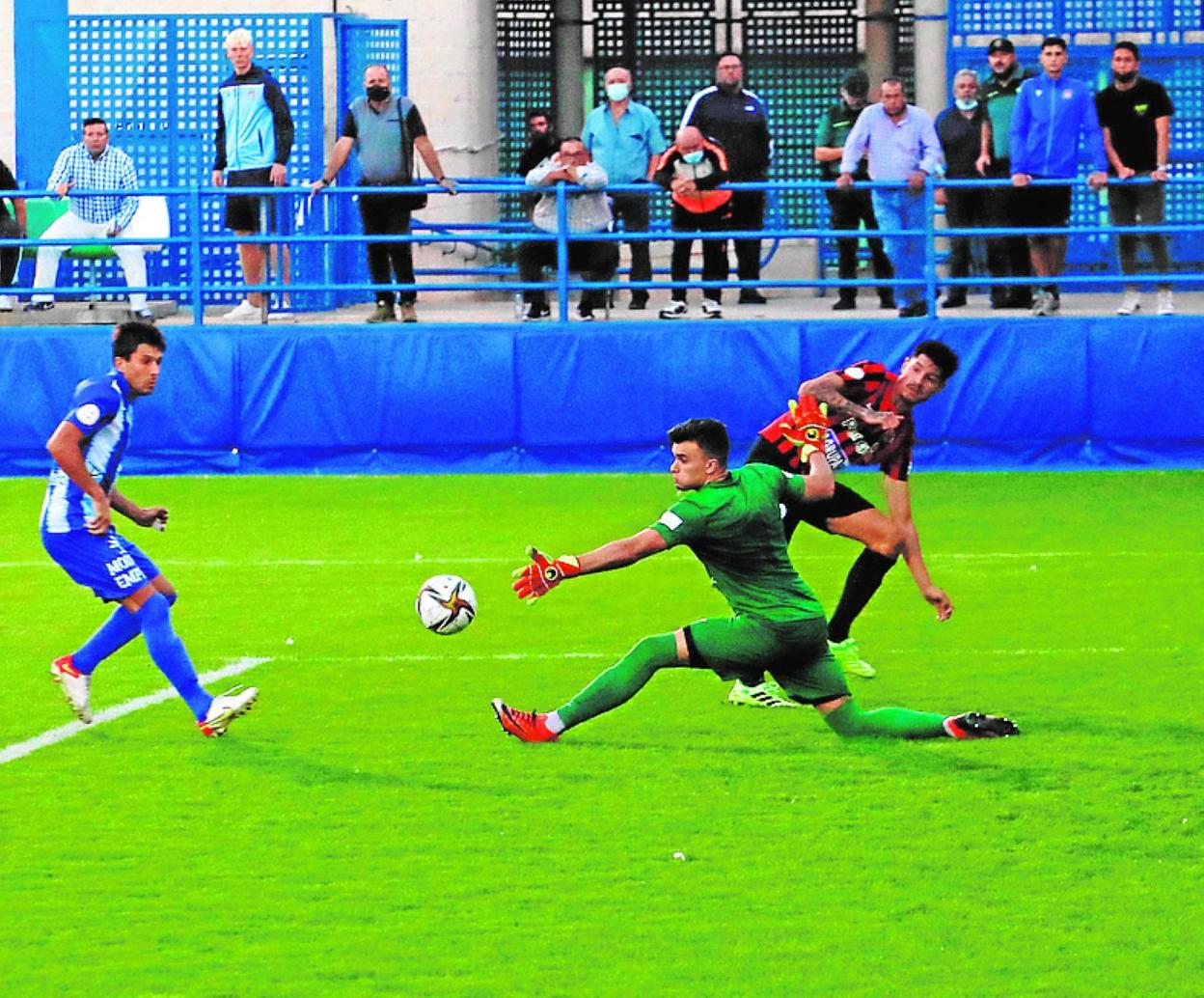 Erik, meta del Pulpileño, evita el tanto de Abel Molinero. 