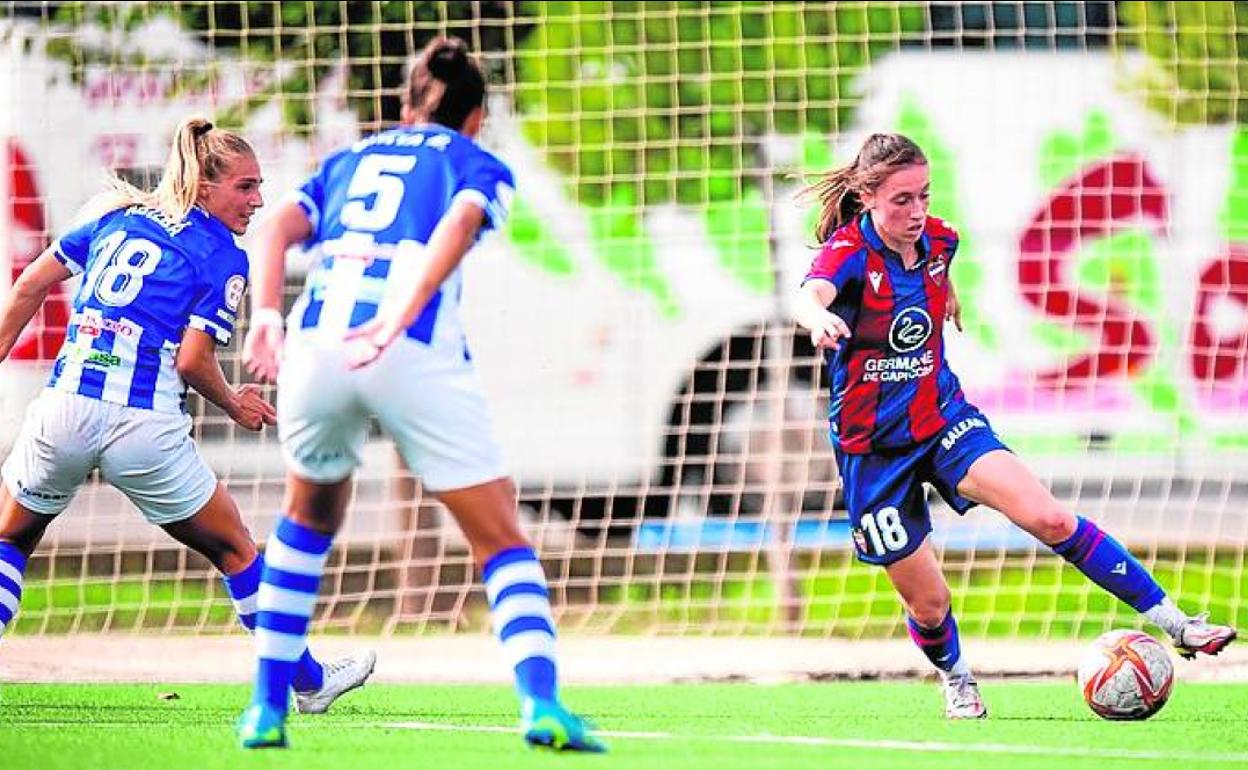 Eva Navarro con el balón, este domingo frente al Sporting Huelva.