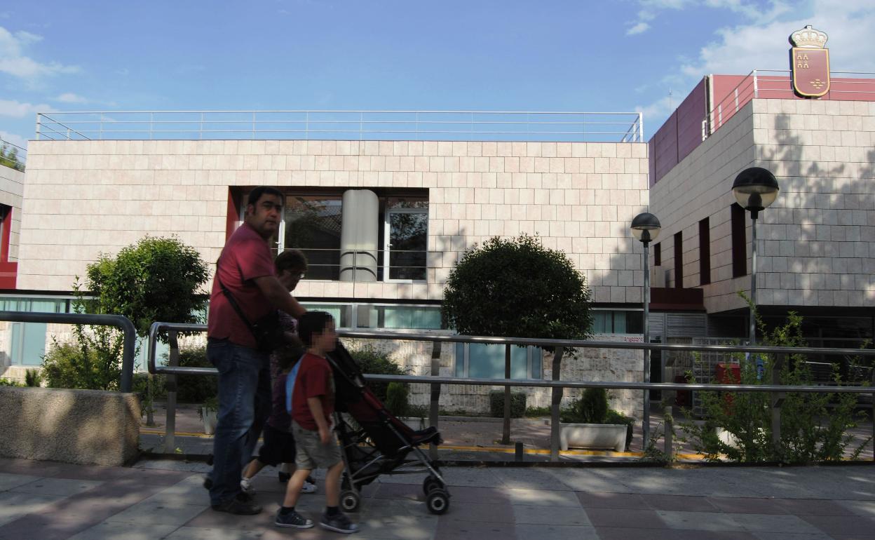 Una familia pasea junto a la zona de urgencias del hospital comarcal del Noroeste, en una imagen de archivo. 