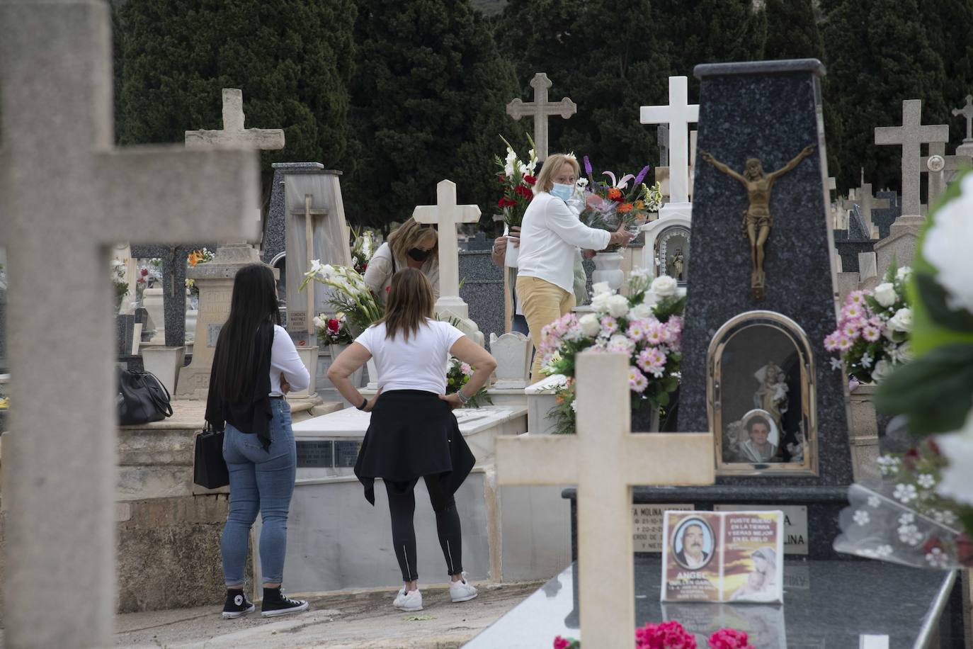Fotos: Día de Todos los Santos en el cementerio de Nuestra Señora de los Remedios de Cartagena