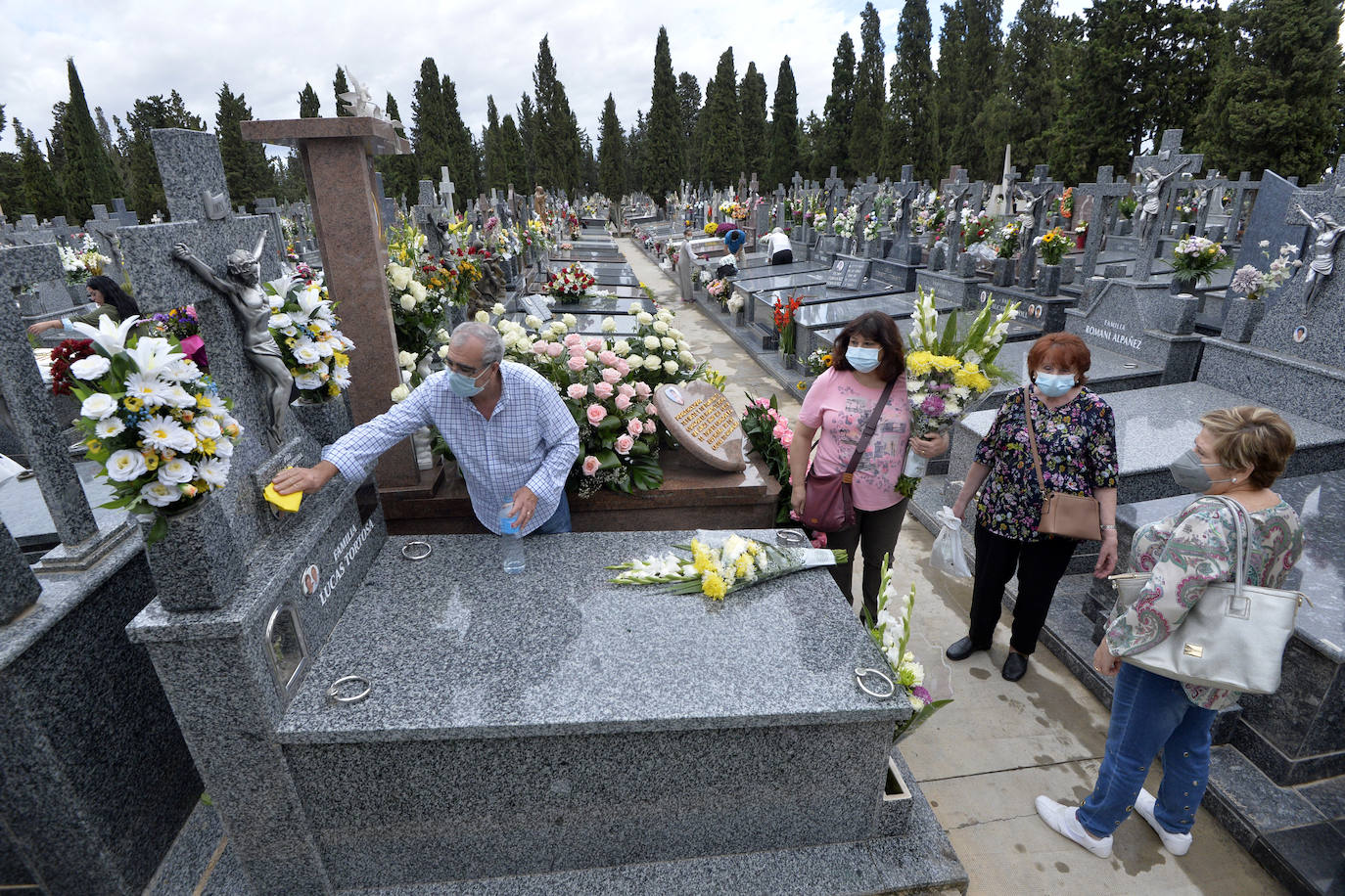 Fotos: Día de Todos los Santos en los cementerios de Espinardo y Algezares