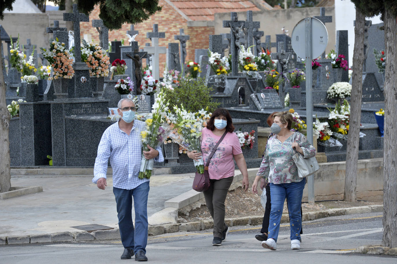 Fotos: Día de Todos los Santos en los cementerios de Espinardo y Algezares