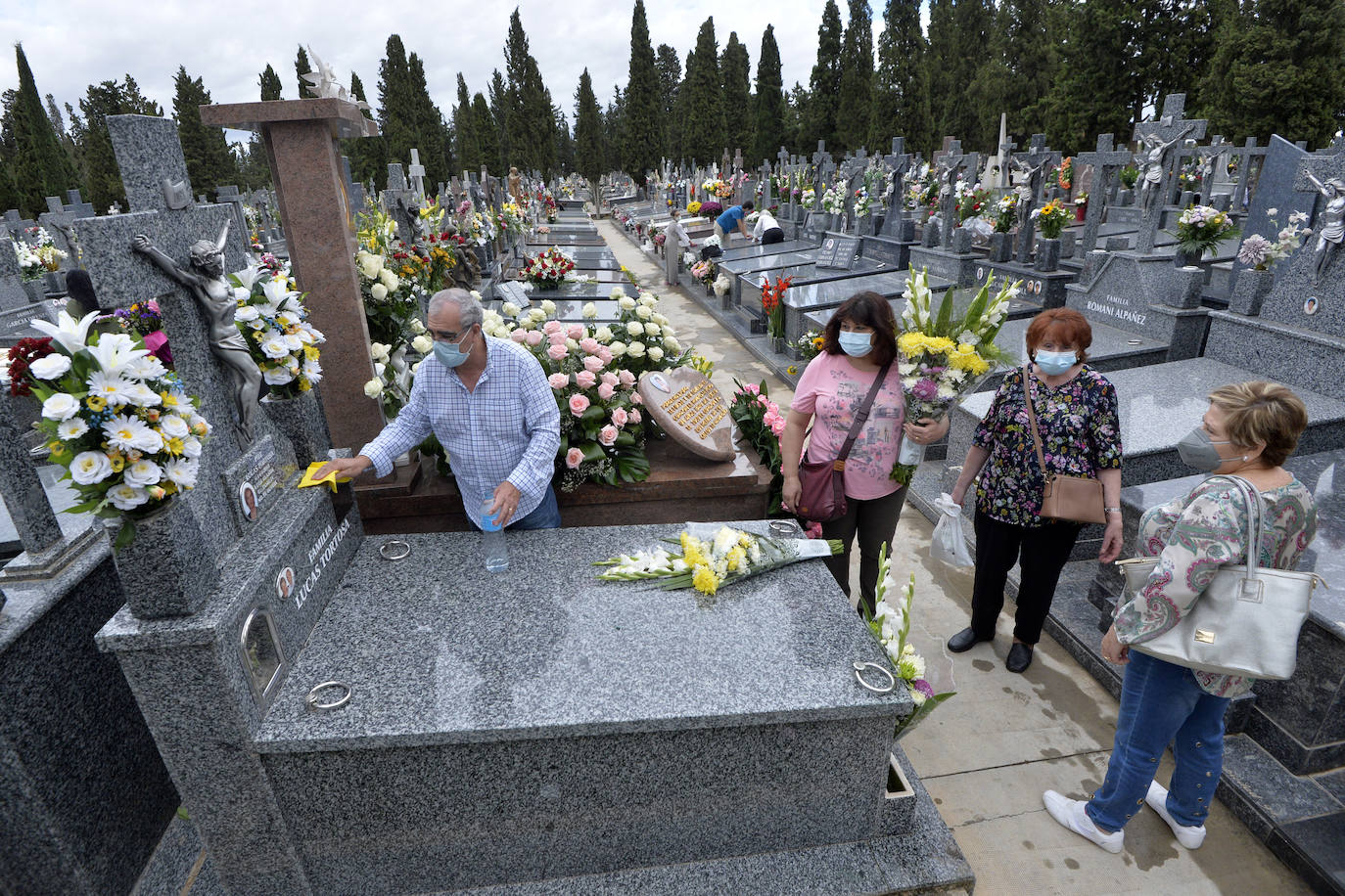 Fotos: Día de Todos los Santos en los cementerios de Espinardo y Algezares