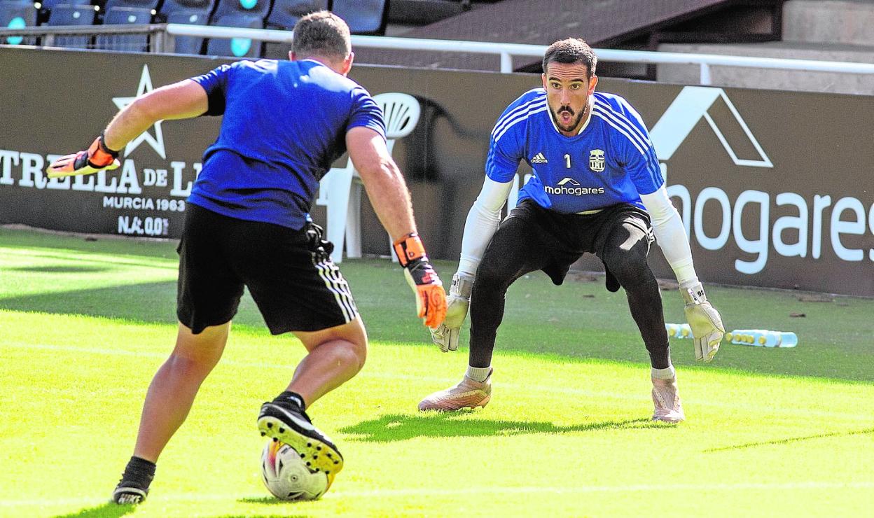 Marc Martínez, arquero del Efesé, trata de parar a Fran Sanz, técnico de porteros, en un entrenamiento reciente en el Cartagonova. 