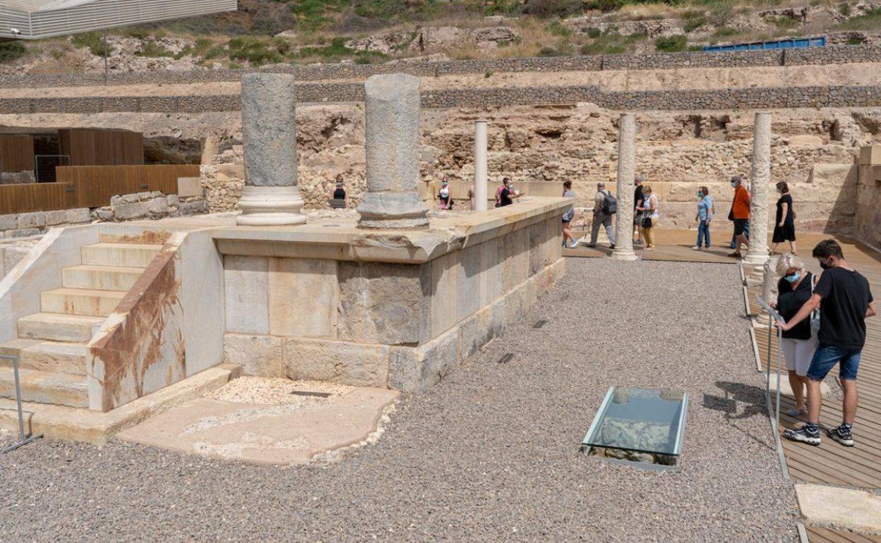 Turistas en el Foro Romano de Cartagena durante el puente de Todos los Santos.