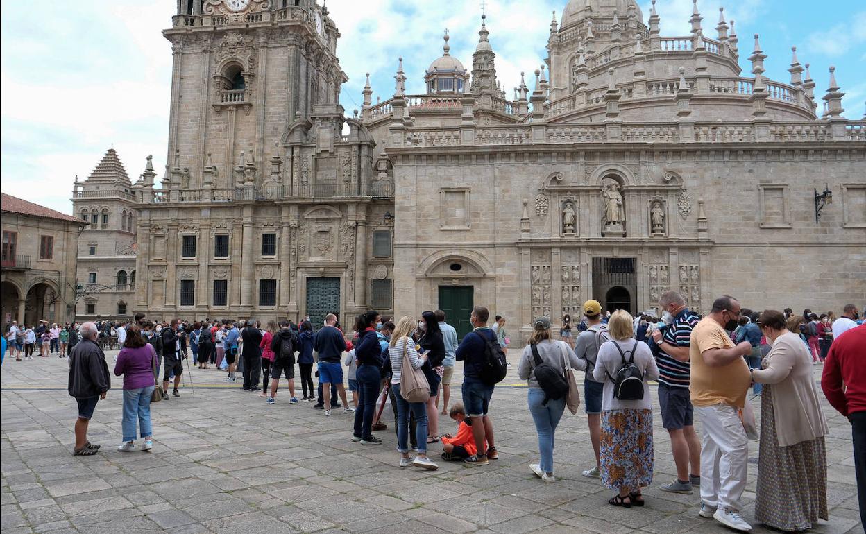 Colas de turistas en el centro de Santiago de Compostela, en una foto de archivo.