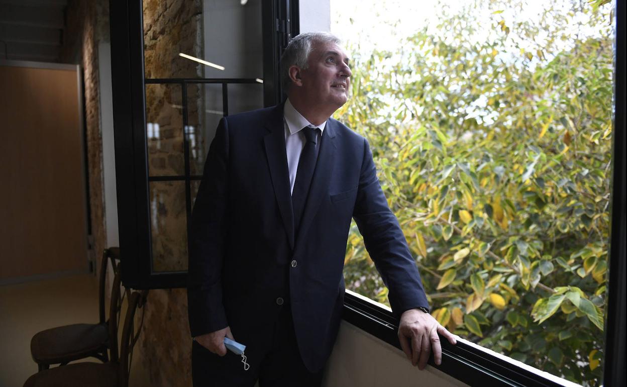 El presidente de Eurofound, Ivailo Kalfin, asomado ayer a una ventana del Cuartel de Artillería de Murcia.