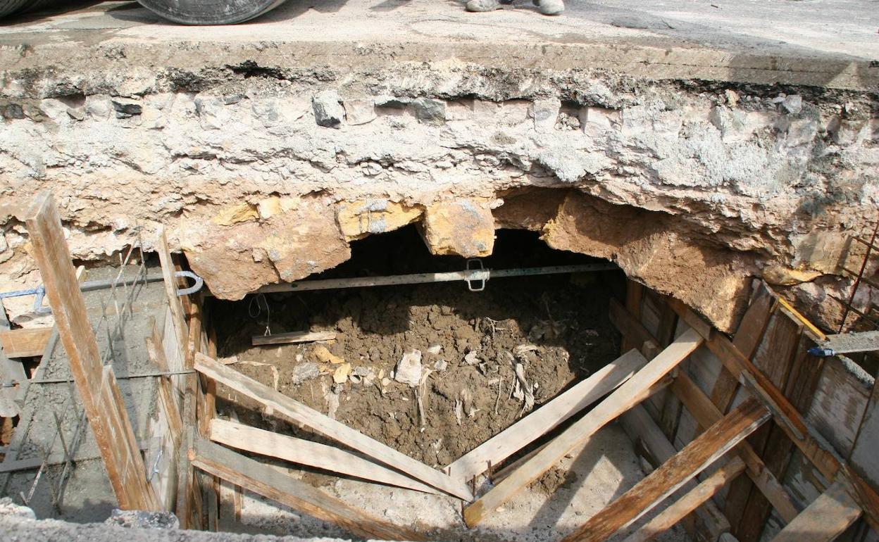 Arco del puente de Aljucer hallado durante unas obras en la carretera de El Palmar en 2015. 