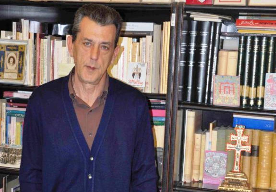 Francisco Fernández, en el archivo municipal, donde desarrolló su labor durante muchos años 