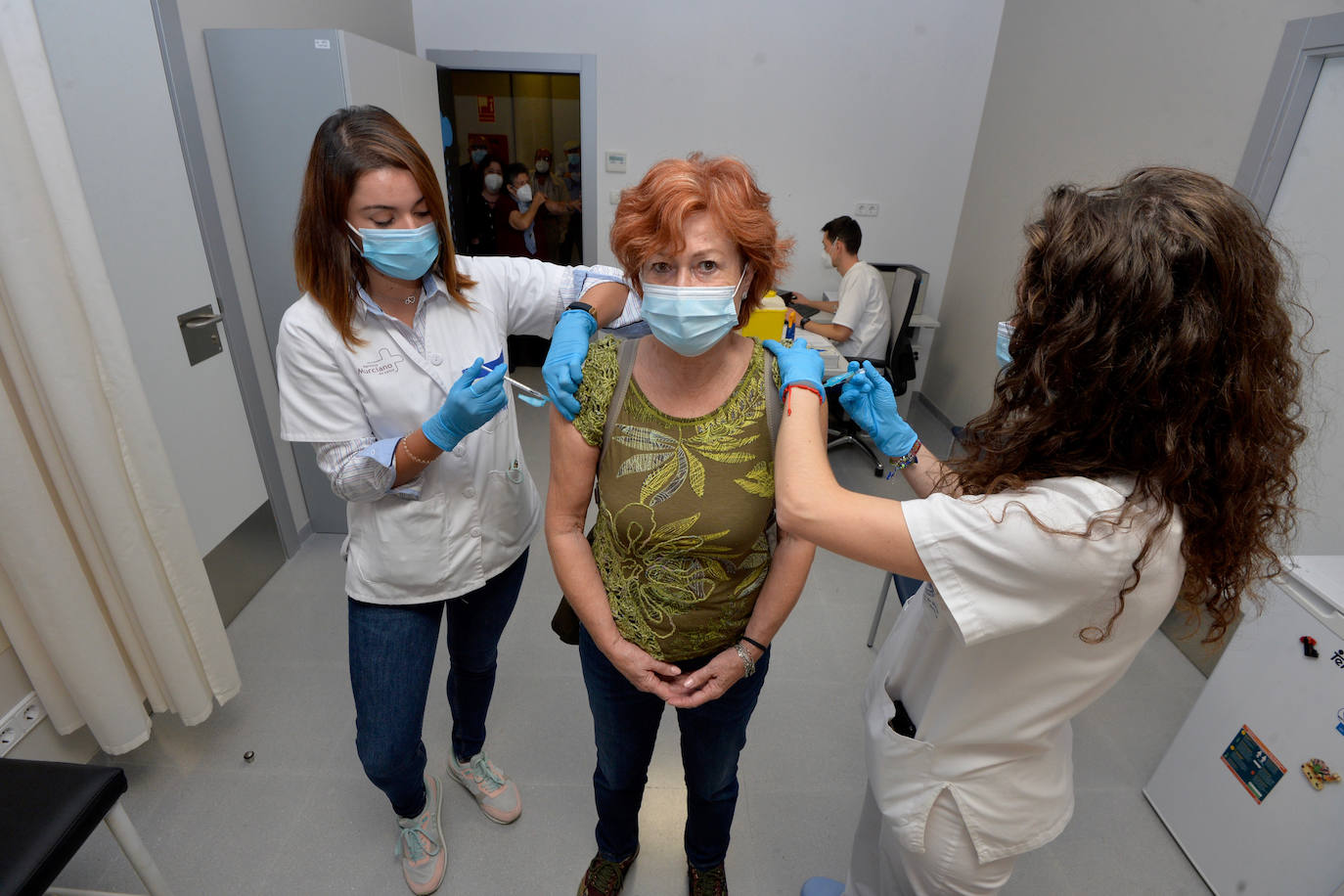 Fotos: Los mayores de 70 años de Murcia comienzan a recibir la vacuna de la gripe y la tercera dosis frente a la Covid