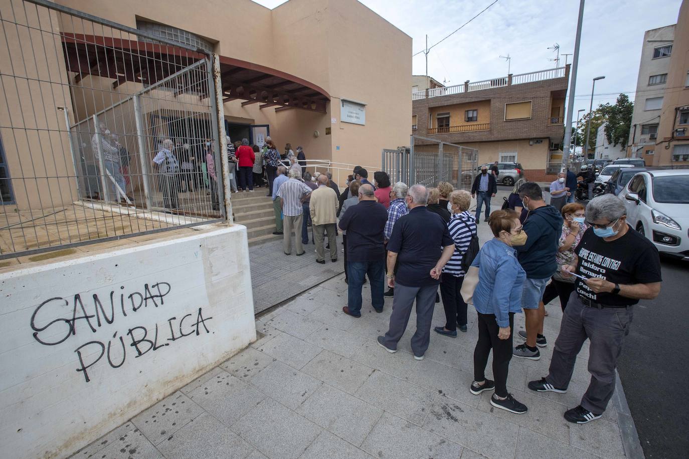 Fotos: Colas y esperas de media hora en Cartagena para recibir el tercer pinchazo