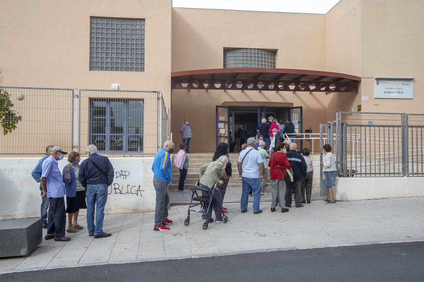 Fotos: Colas y esperas de media hora en Cartagena para recibir el tercer pinchazo