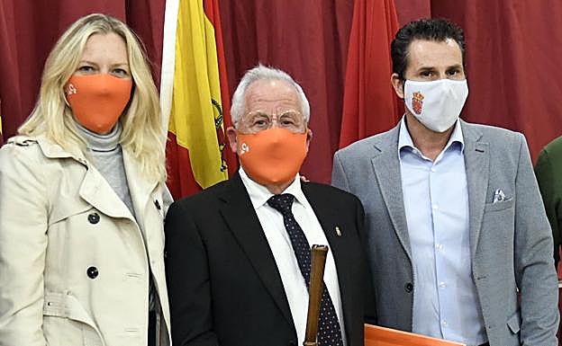 Ángel Lorca, en el centro, con el vicealcalde y Mª José Ros, de Cs. 