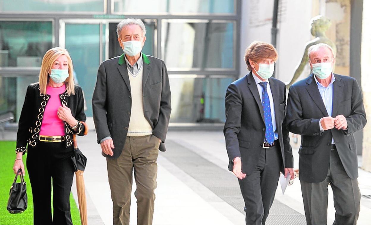Pedro Cano (2º izq.), ayer, en Las Claras de Fundación Cajamurcia. 