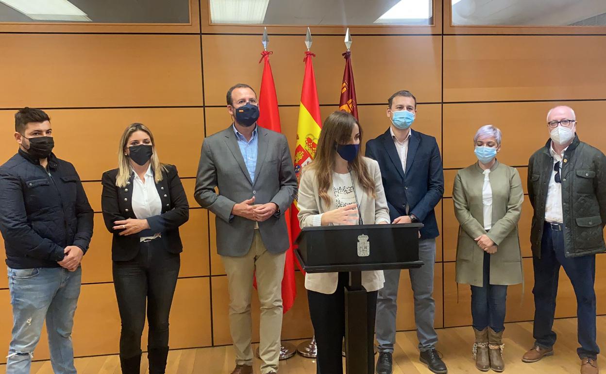 Rebeca Pérez, acompañada de Ginés Serrano, Pilar Vivancos, José Guillén, Marco Antonio Fernández, Carmen Mateo y Francisco Ayuso, en la rueda de prensa de este jueves.