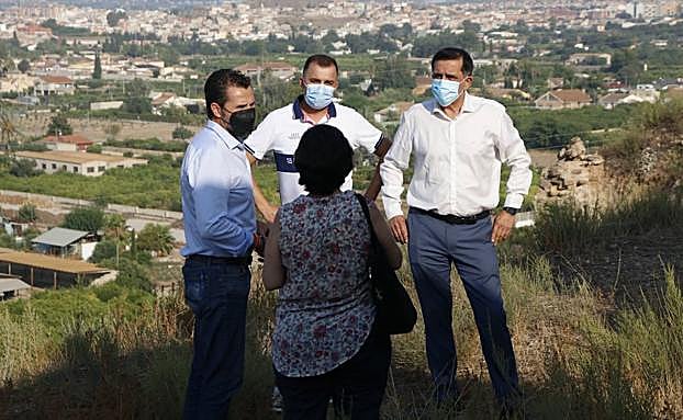 El vicealcalde, Mario Gómez; el pedáneo de Monteagudo, David Campoy; y el alcalde, José Antonio Serrano; supervisan la zona cuyos accesos deben acometerse.