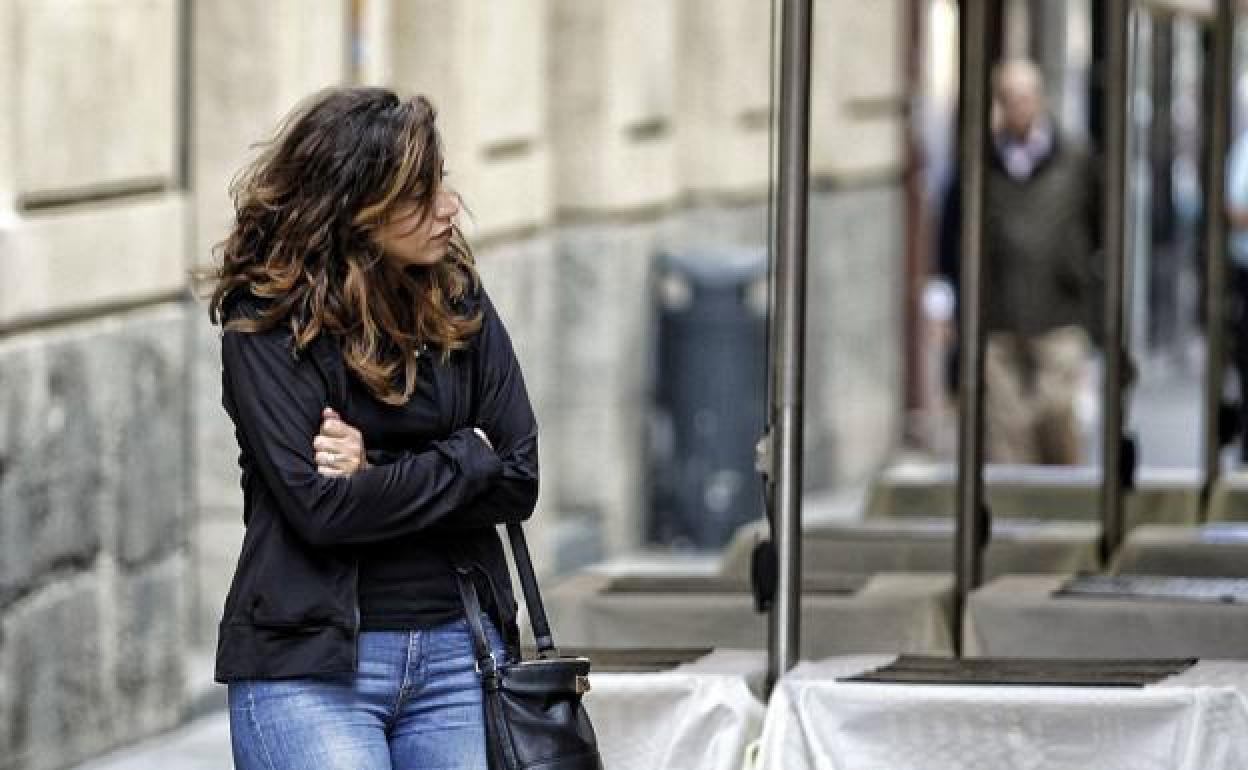 Una joven abrigándose por la bajada de temperaturas, en una imagen de archivo. 