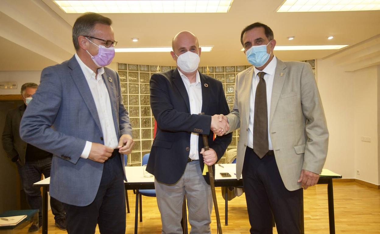 Diego Conesa (izq.); Ignacio García López, nuevo pedáneo de El Carmen (der.); y José Antonio Serrano (der.).