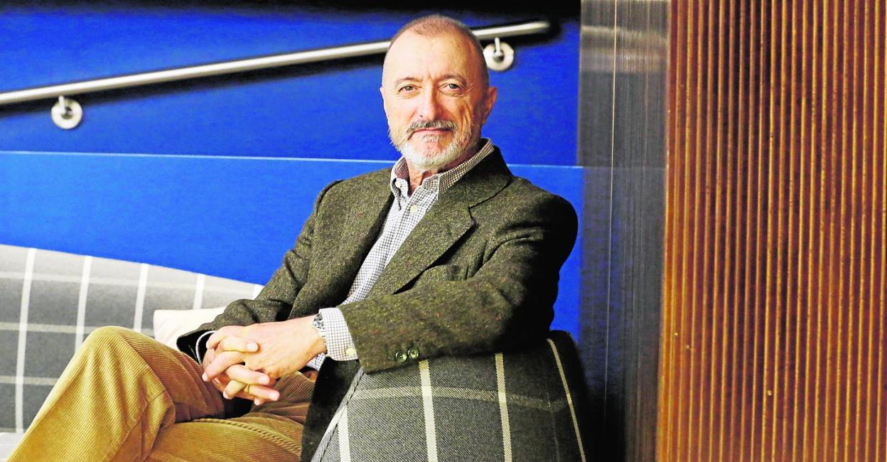 El escritor y académico Arturo Pérez-Reverte (Cartagena, 1951) intervendrá en un encuentro con el catedrático José María Pozuelo Yvancos. 