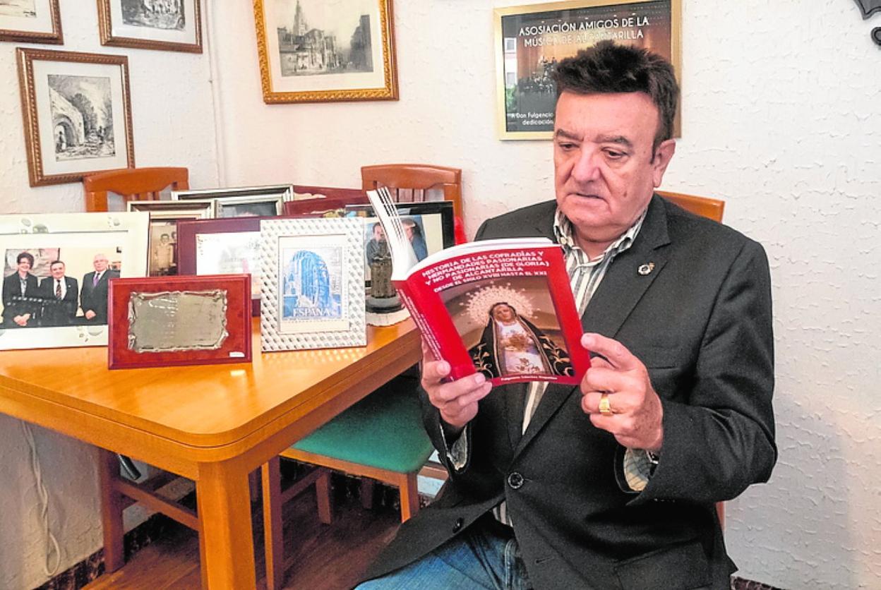 Fulgencio Sánchez Riquelme observa su obra, ayer. 