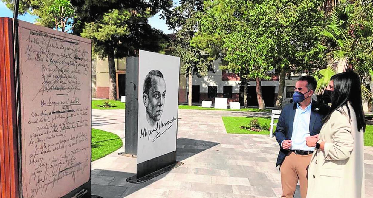 El alcalde de Lorquí, en la plaza Miguel Hernández, ayer. 