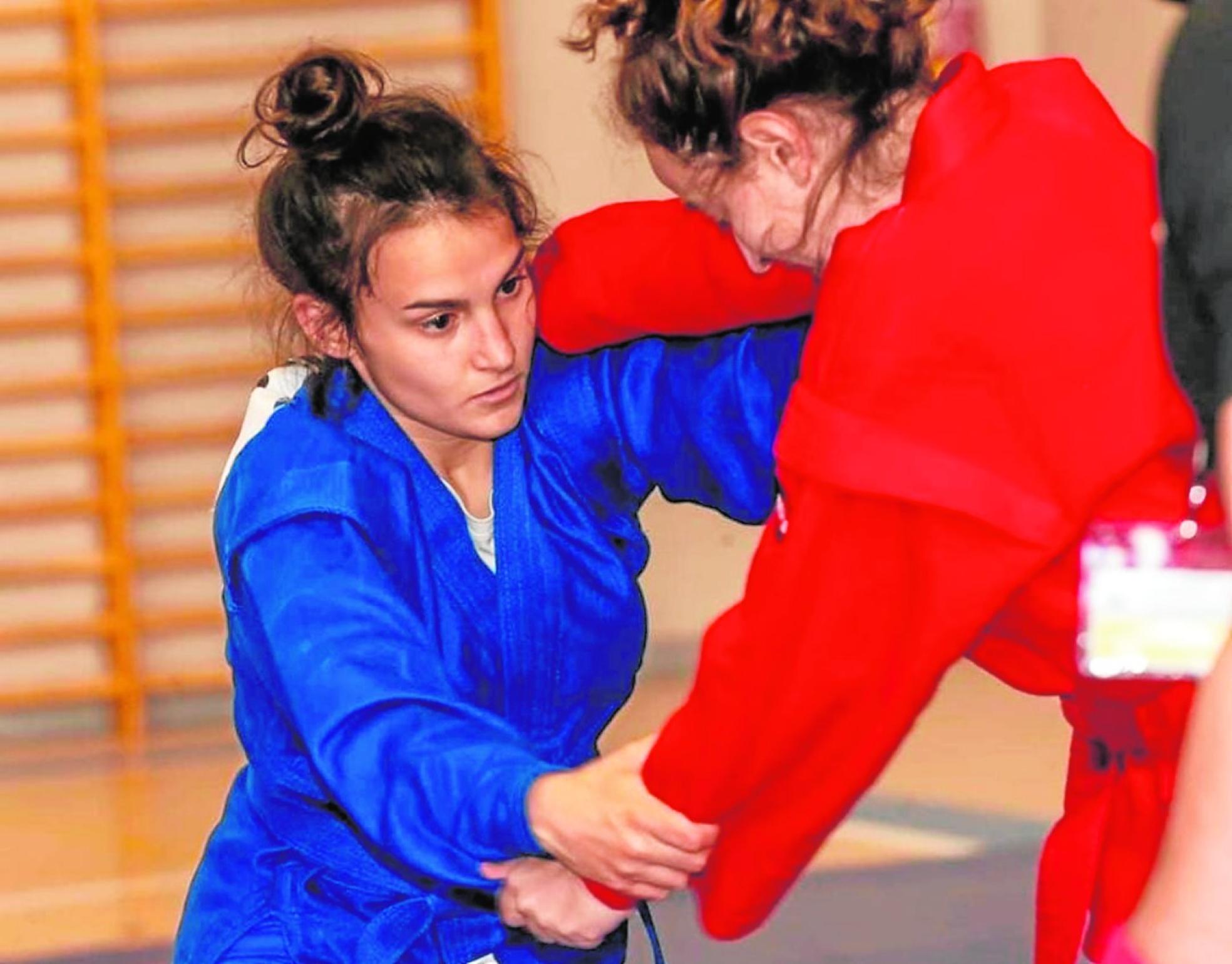 La campeona de Europa Carlota Prendes, de azul, agarra a su rival en uno de los muchos combates que ha disputado la cartagenera. 