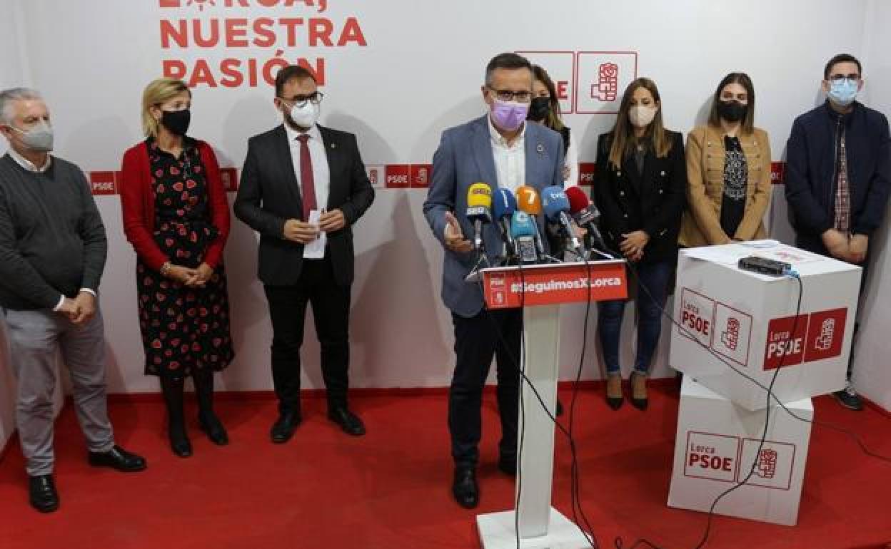 Diego Conesa y el resto de representantes del PSOE durante La rueda de prensa.