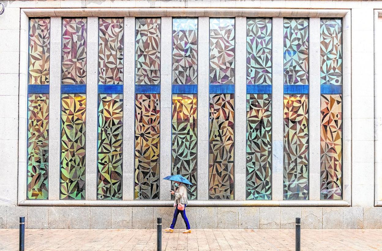 Vidrieras de Carpe en el edificio del Banco Exterior de Murcia. 