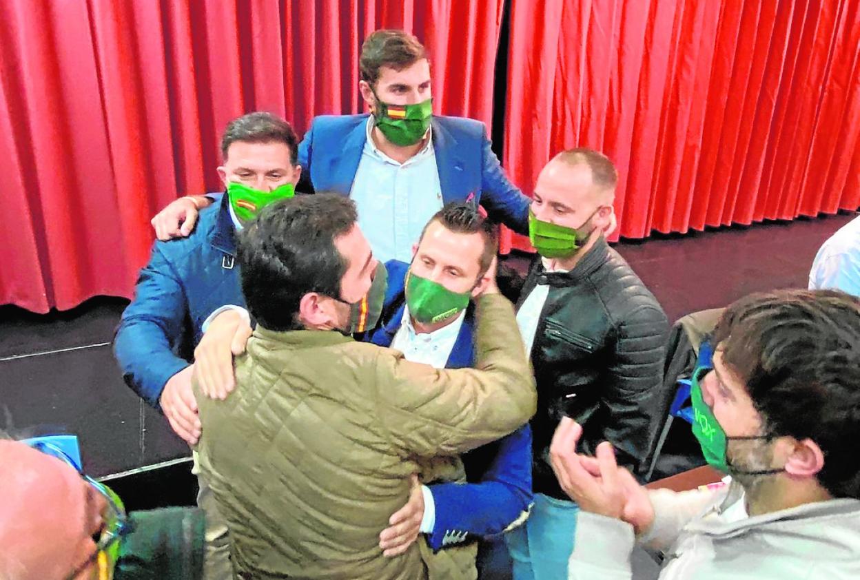 Arias (centro) se abraza con Ruben Martínez en presencia de Antelo tras manterse en el cargo. 