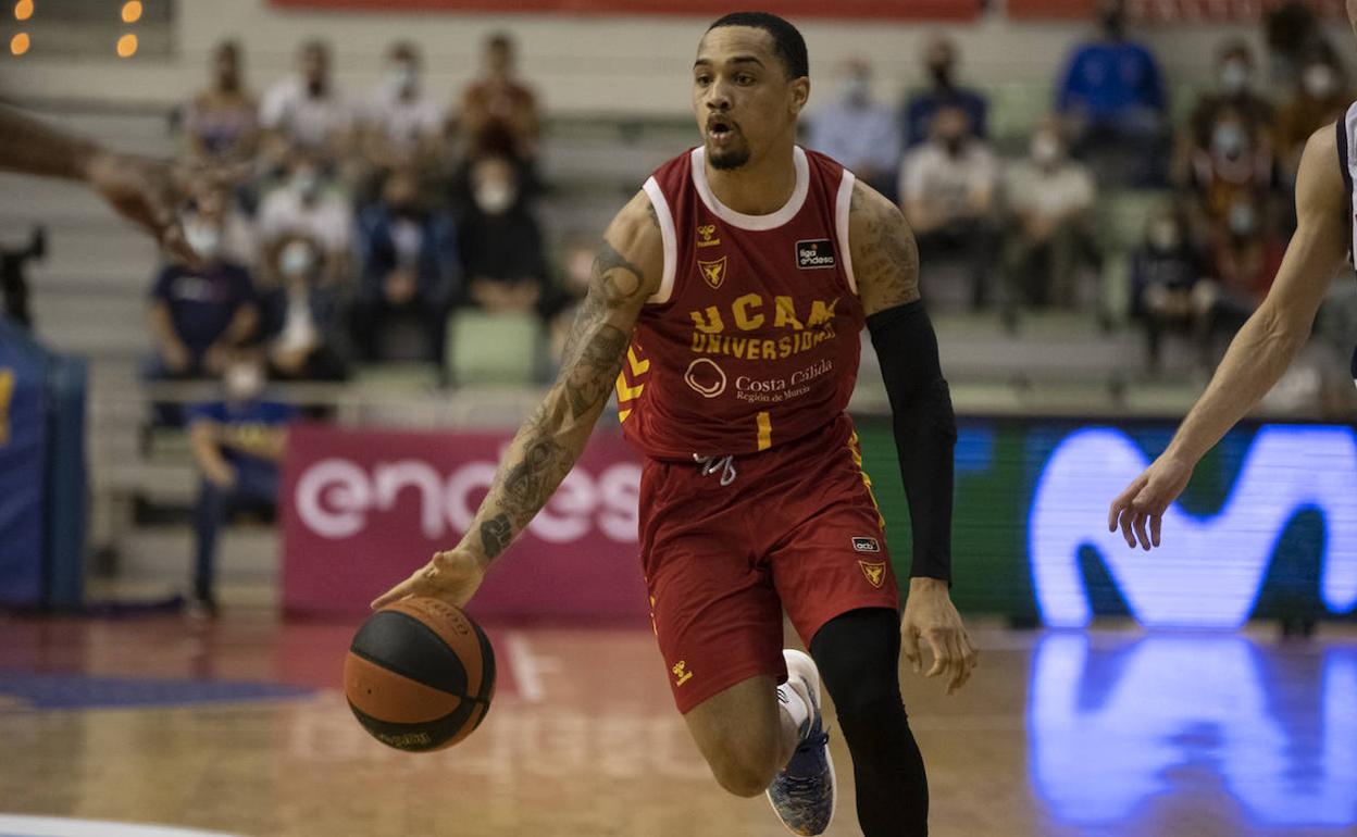 Foto de archivo de Jordan Davis avanzando con el balón.