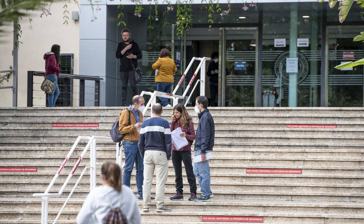 Un grupo de opositores, a la salida del examen en el Aulario Giner de los Ríos. 