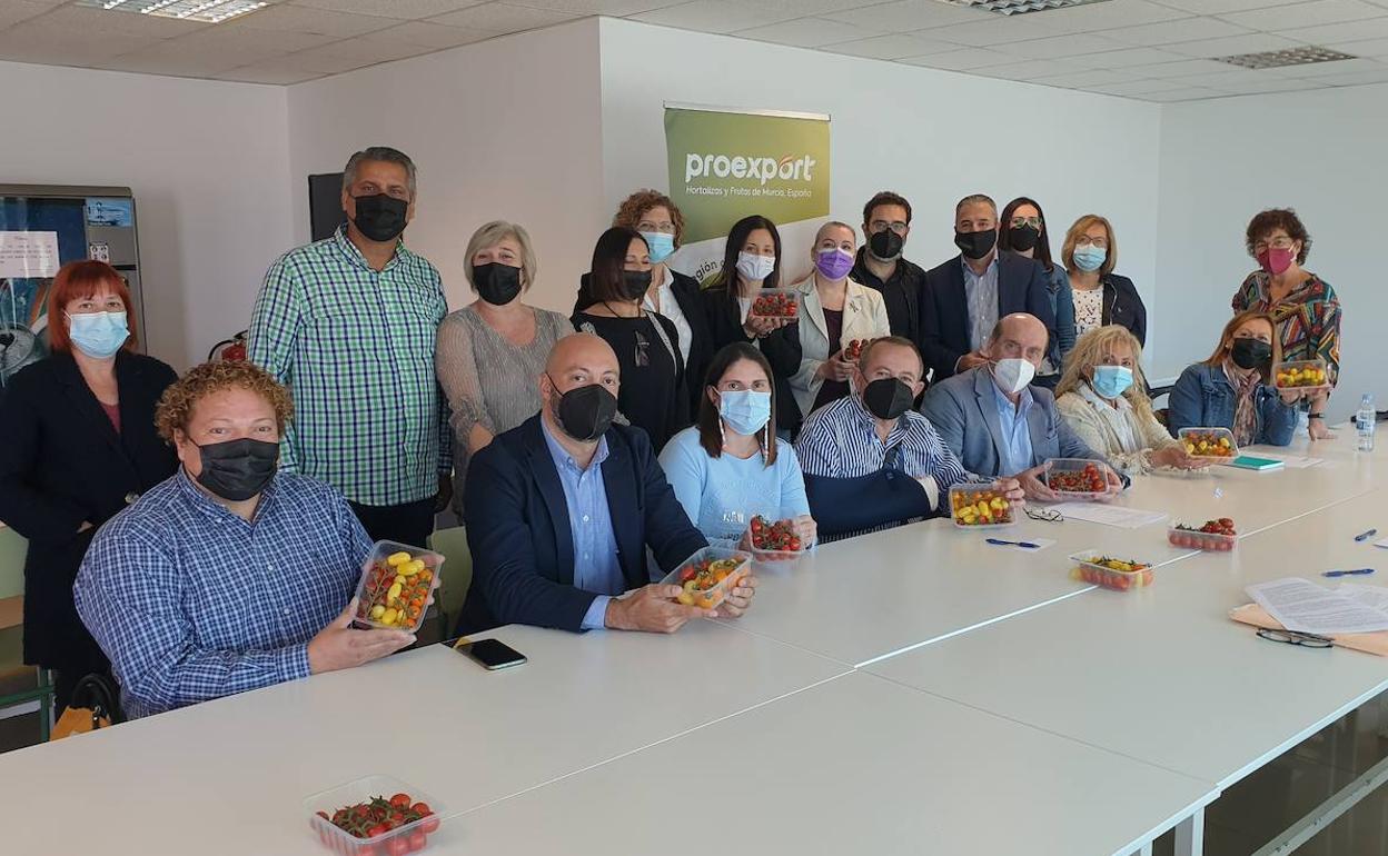 Firma del convenio por representantes de Proexport, CC OO y UGT.