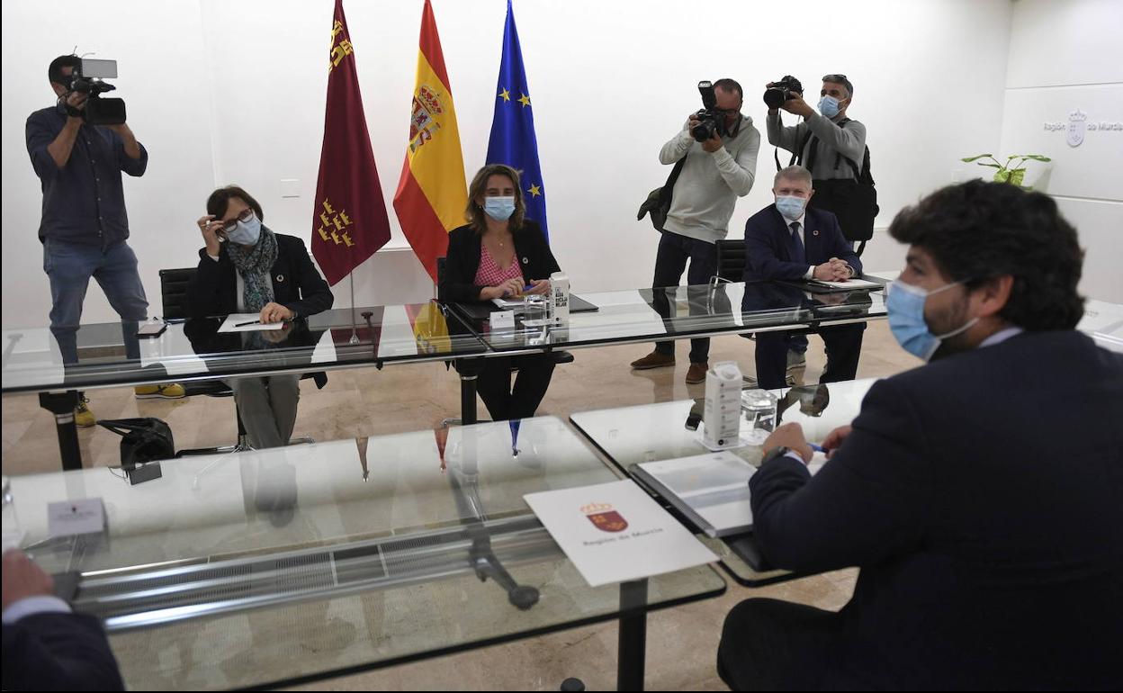 La ministra, con Francisca Baraza y José Vélez, el jueves en la reunión con López Miras. 