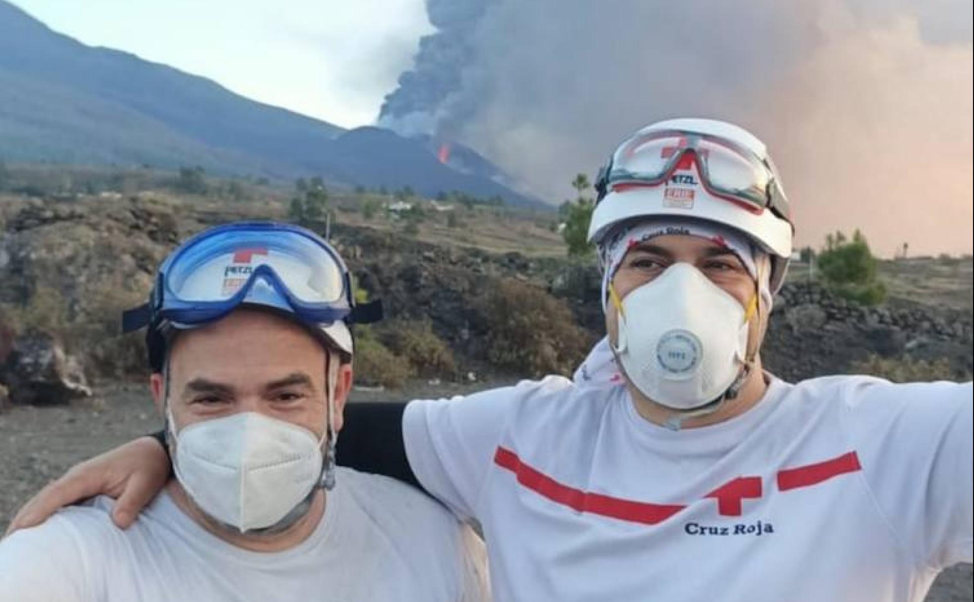 Frente al volcán, el ceheginero Juan Antonio González y el yeclano Daniel Casas, en el municipio palmero de El Paso.