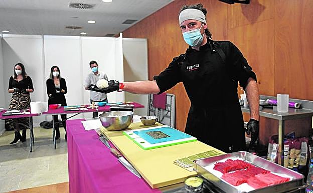 Nico Taro muestra una bola de arroz preparada para hacer uramakis. 